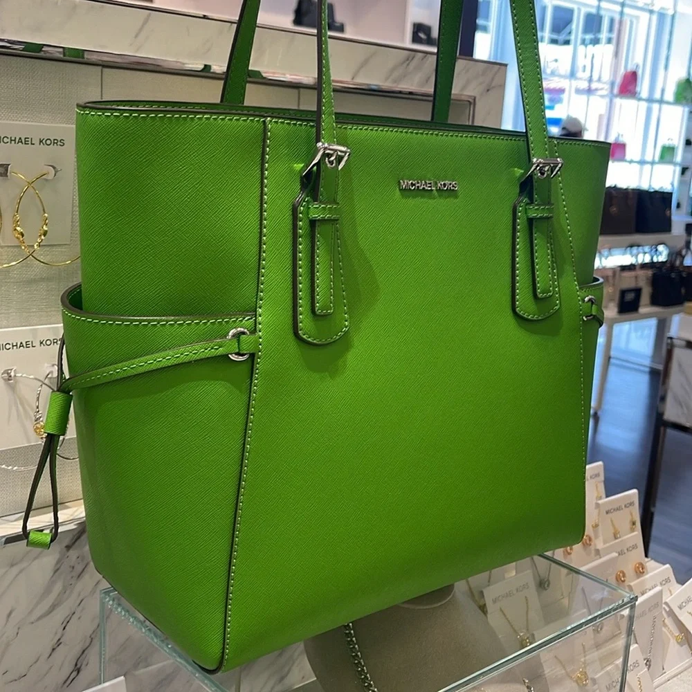 Michael Kors Voyager Large Saffiano Leather Tote Bag
Jungle Green
NWT - Picture 12 of 16